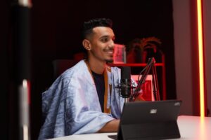 Ilustracja artykułu: Jaki mikrofon do streamingu i jak go ustawić, by uzyskać czysty dźwięk bez przesterów i szumów