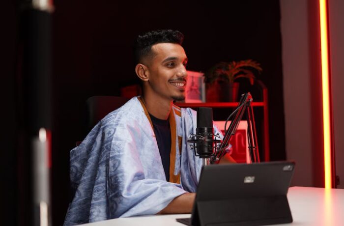 Ilustracja artykułu: Jaki mikrofon do streamingu i jak go ustawić, by uzyskać czysty dźwięk bez przesterów i szumów