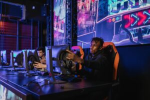 Ilustracja artykułu: Czy warto grać w free-to-play? Ekonomia, balans i wpływ na progres oraz decyzje zakupowe graczy