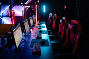 Ilustracja artykułu: Counter-Strike 2: najlepsze crosshairy i skiny z różnym flatem - jak dobrać pod swój styl gry