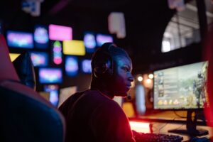 Ilustracja artykułu: Fortnite: jak dobrać ustawienia celowania i czułość, żeby trafiać pewniej (ADS, deadzone i budowanie)