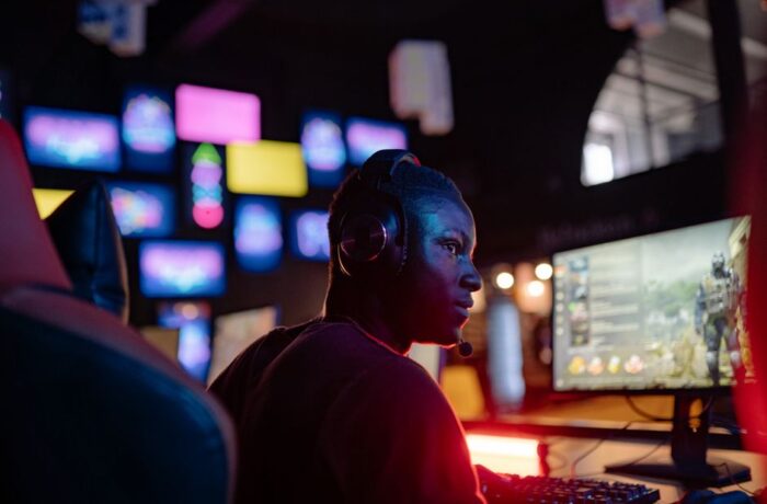 Ilustracja artykułu: Fortnite: jak dobrać ustawienia celowania i czułość, żeby trafiać pewniej (ADS, deadzone i budowanie)