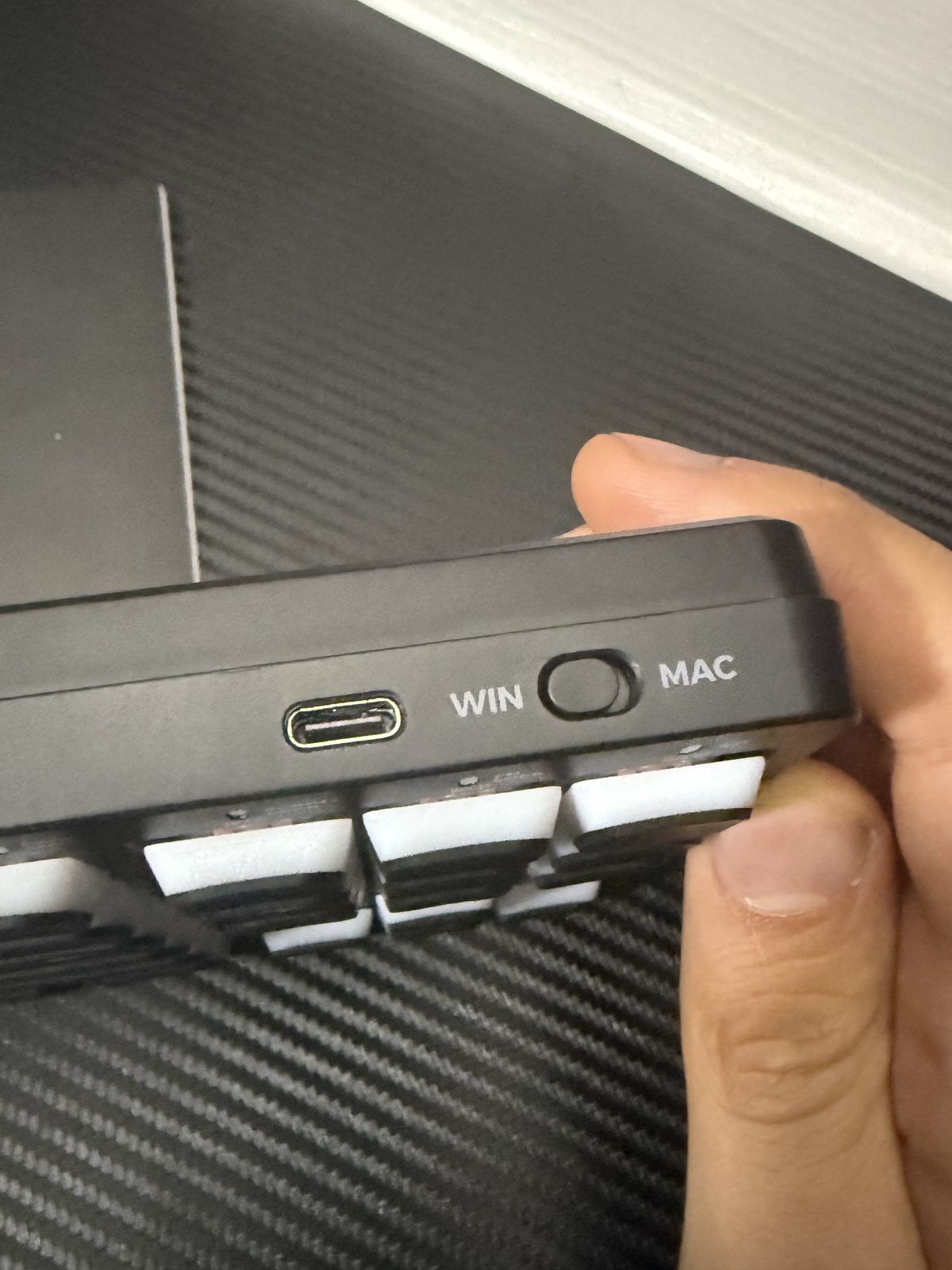 Port USB-C i przelacznik WIN MAC na boku klawiatury