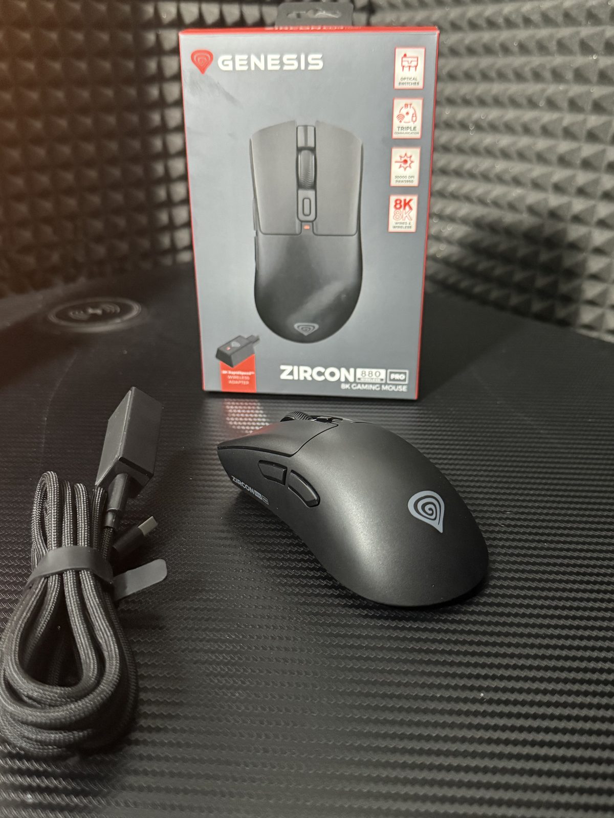 Czarna mysz Zircon 880 PRO obok kabla i pudelka