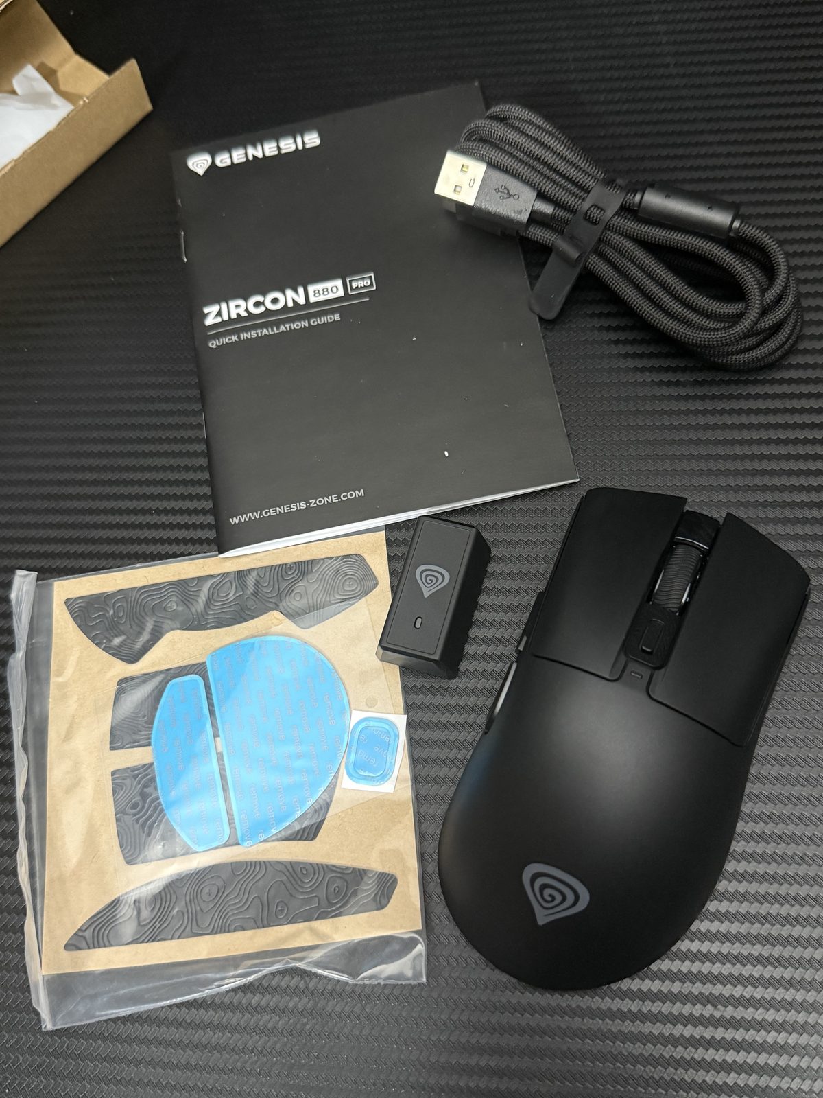 Mysz Zircon 880 PRO obok odbiornika i instrukcji