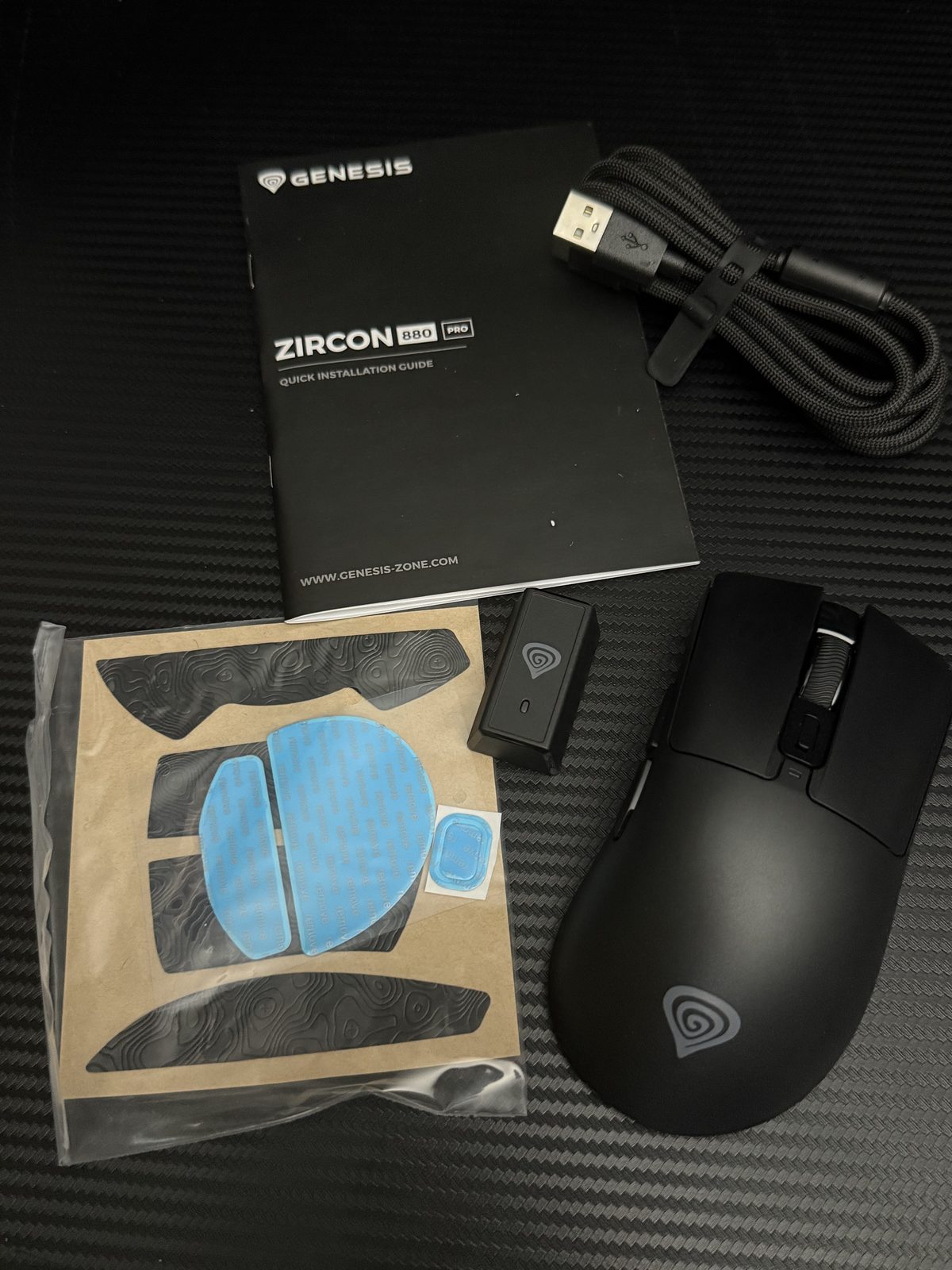 Odbiornik 2,4 GHz obok myszy i kabla