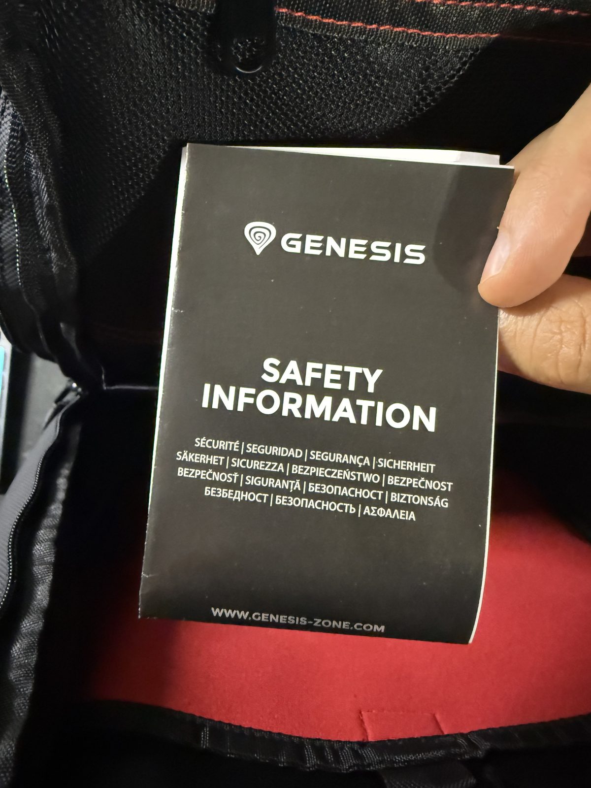 Broszura bezpieczenstwa Genesis w przegrodzie na laptopa Pallad 510
